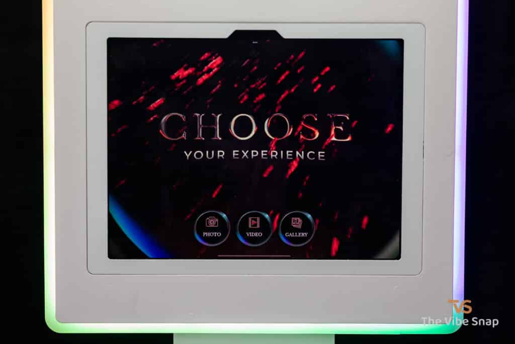 Photo booth with Halloween-themed start screen